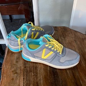 Vionic tennis shoes